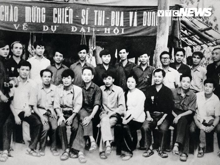 Thiếu tướng Trần Hải Phụng (ngồi, thứ 4 từ trái qua) và PGS.TS Phan Xuân Biên (đứng, thứ 6 từ trái qua).
