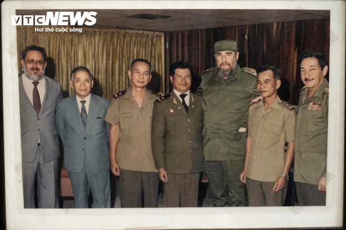 Thiếu tướng Trần Hải Phụng (thứ 3 từ trái qua) hồi công tác ở Cuba.