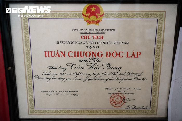 Huân chương Chiến thắng và Huân chương Độc lập của Thiếu tướng Trần Hải Phụng.