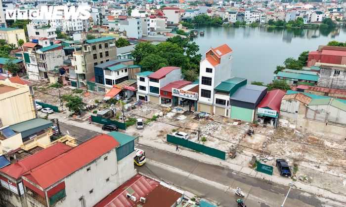 Liên quan vấn đề này, Phó Chủ tịch Thường trực UBND TP Hà Nội Dương Đức Tuấn cho biết thành phố sẽ giao Sở Xây dựng chỉ đạo chủ đầu tư rà soát tổng thể hồ sơ thiết kế, đánh giá hiện trạng và kiểm tra phương án thoát nước trong, sau quá trình thi công. Thành phố yêu cầu các giải pháp kỹ thuật phải bảo đảm kết nối với hệ thống thoát nước khu vực và trạm bơm Yên Sở. Trong thời gian thi công, các đơn vị được yêu cầu tăng cường nạo vét, bố trí bơm tiêu cơ động để hạn chế ngập úng.