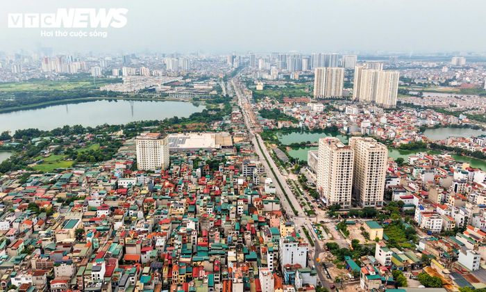 Dự án mở rộng đường Tam Trinh có chiều dài khoảng 3,5km, tổng mức đầu tư được phê duyệt hơn 3.350 tỷ đồng. Công trình được khởi công lần đầu vào tháng 10/2016, sau nhiều năm đình trệ đã được tái khởi động ngày 6/8/2024. Tuyến đường đi qua các phường Hoàng Mai, Tương Mai và Vĩnh Tuy, có vai trò kết nối khu vực phía Nam Hà Nội với hệ thống đường vành đai.