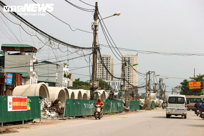 Đặc biệt, hệ thống thoát nước tại khu vực được người dân quan tâm. Một số ngõ dân sinh nối với đường Tam Trinh thường xuyên ngập sau mưa. Cử tri đề nghị thành phố rà soát giải pháp kỹ thuật, nhất là phương án thoát nước, trước khi tiếp tục triển khai các hạng mục. Theo phản ánh của người dân, khi dự án hoàn thành, cốt nền đường, vỉa hè và hệ thống thoát nước có thể cao hơn khoảng 50cm so với một số ngõ dân sinh. Người dân lo ngại chênh lệch cao độ này có thể ảnh hưởng khả năng thoát nước từ các khu dân cư.