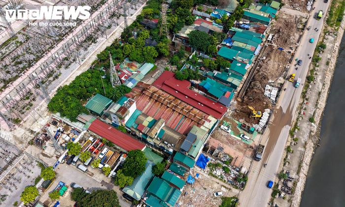 Quá trình triển khai dự án ảnh hưởng đến khoảng 1.600 hộ dân cùng nhiều cơ quan, tổ chức. Nhiều căn nhà nằm trong chỉ giới mở đường đã được phá dỡ, một số khu vực trước đây là nhà dân nay trở thành mặt bằng phục vụ dự án.