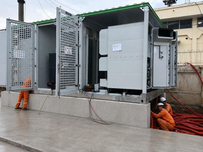 Đội ngũ kỹ thuật thực hiện đấu nối, hoàn thiện hệ thống BESS tại TBA 110kV Song Khê (E7.12).