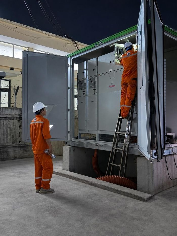 Đội ngũ kỹ thuật kiểm tra, hiệu chỉnh thiết bị và xác nhận các điều kiện kỹ thuật của hệ thống BESS trước khi đóng điện đưa vào vận hành tại TBA 110kV Song Khê (E7.12).