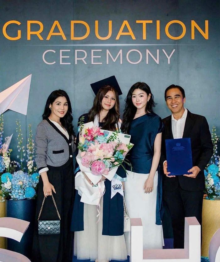 Quyền Linh cùng bà xã Dạ Thảo và hai con gái.