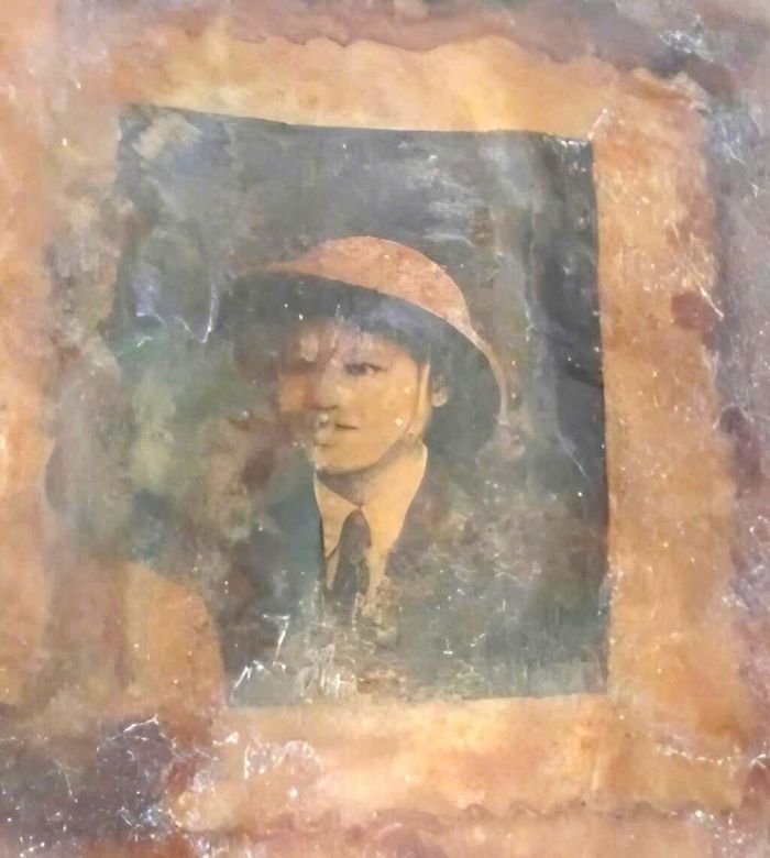 Chân dung nam thanh niên đội mũ cối.
