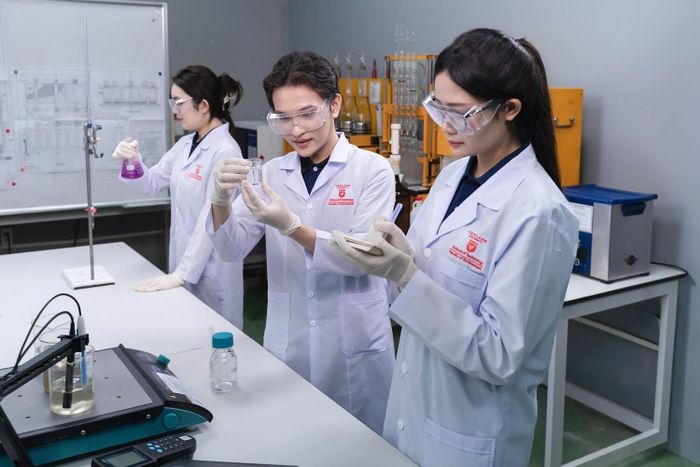 Sinh viên VLU thực hành phân tích, kiểm định chỉ số trong phòng lab Công nghệ Thực phẩm.