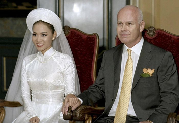 Năm 2012, Thu Minh kết hôn với doanh nhân người Hà Lan. Họ có một con trai. Đến năm 2019, gia đình nữ ca sỹ sang Singapore định cư. Từ khi qua nước ngoài sống, Thu Minh hoạt động âm nhạc ít hơn, dành thời gian chăm sóc tổ ấm.