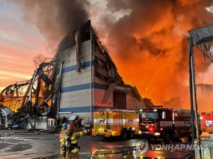 Cháy kho chứa hóa chất nguy hiểm ở Pyeongtaek được khống chế sau khoảng 9 giờ.