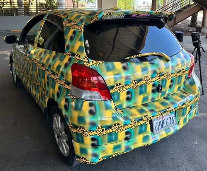 Chiếc Toyota Yaris 2009 phủ họa tiết đặc biệt của Bill Swearingen tại hội nghị Def Con Las Vegas, minh chứng cho khả năng đánh bại hệ thống camera giám sát trong thử nghiệm thực tế. (Ảnh: Bill Swearingen)