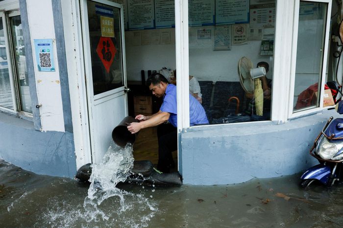 Mưa lớn tại Trung Quốc tiềm ẩn nguy cơ lũ quét và ngập úng. (Ảnh: Reuters)