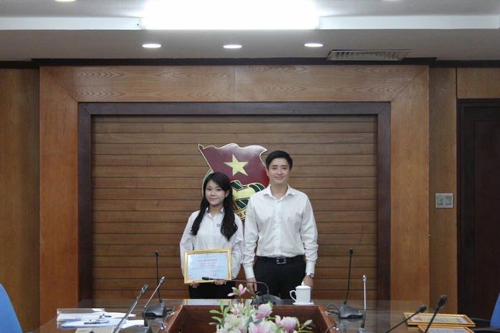 Nguyễn Ngọc Anh (trái) được ông Lâm Tùng - Phó Trưởng ban Công tác Thanh thiếu nhi, Phó Chủ tịch thường trực Trung ương Hội Sinh viên Việt Nam vinh danh vì có thành tích xuất sắc trong công tác truyền thông của Hội Sinh viên Việt Nam năm 2025.