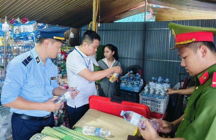 Lực lượng chức năng kiểm tra hàng hóa của P.T.H sau khi nhận được phản ánh.