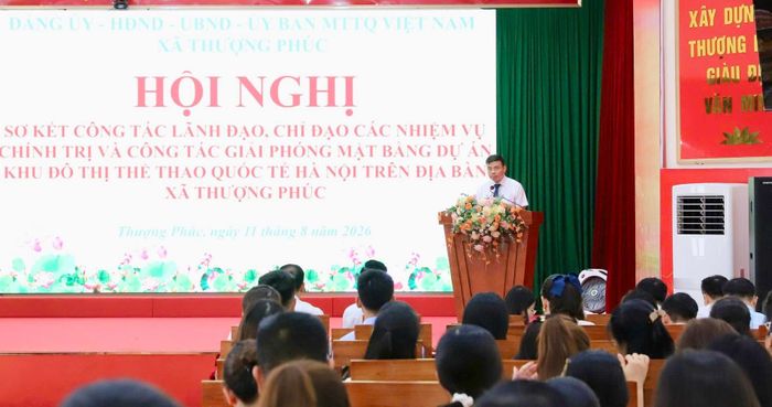 Trưởng Ban Quản lý dự án đầu tư - hạ tầng xã Thượng Phúc Nguyễn Xuân Chinh báo cáo. Ảnh: Thanh Tân