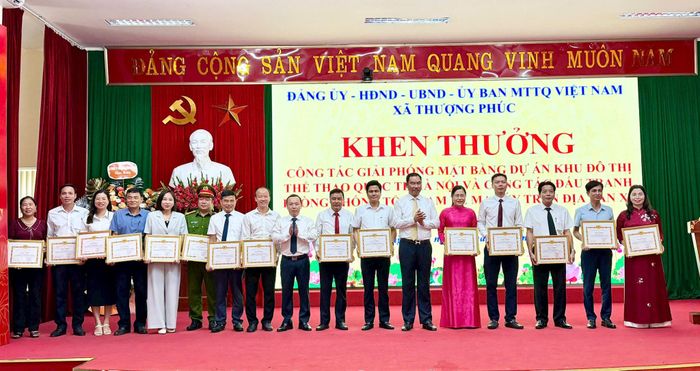 Các tập thể, cá nhân được khen thưởng trong công tác giải phóng mặt bằng. Ảnh: Vân Nga