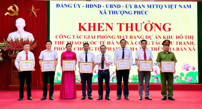 Các tập thể, cá nhân được khen thưởng có thành tích trong công tác giải phóng mặt bằng. Ảnh: Vân Nga