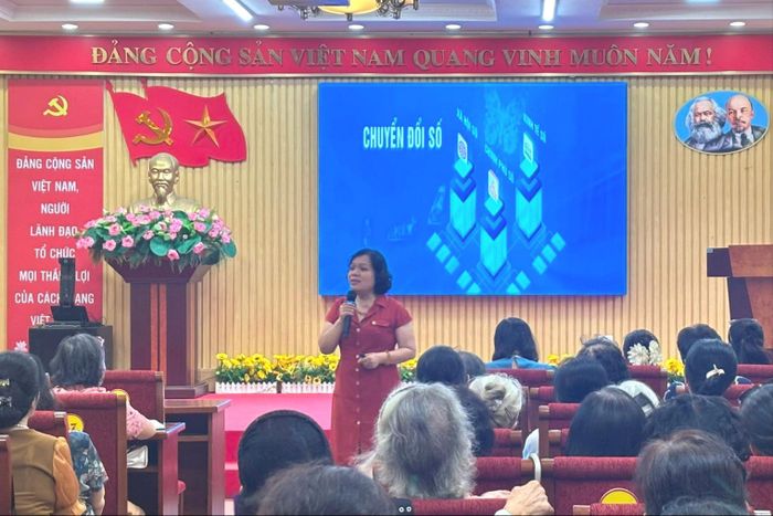 Thạc sĩ kinh tế Nguyễn Thị Hảo - Giám đốc Trung tâm Giáo dục nghề nghiệp và Hỗ trợ phát triển phụ nữ Hà Nội trao đổi tại hội nghị. Ảnh: An Quyên