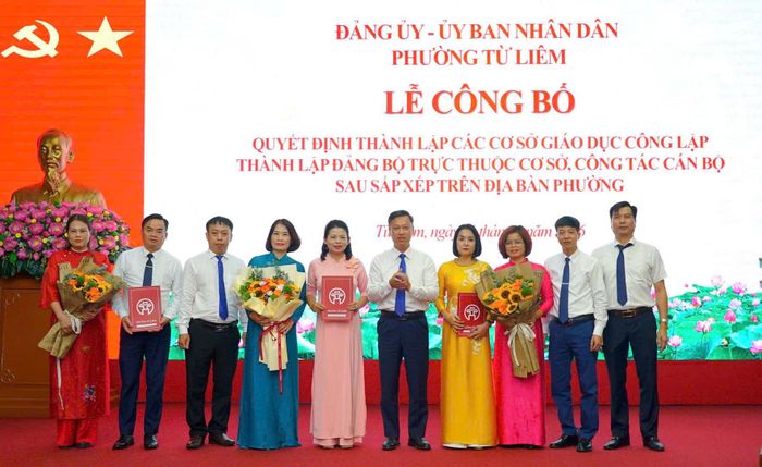 Lãnh đạo phường Từ Liêm trao quyết định thành lập các trường và quyết định bổ nhiệm nhân sự tại các cơ sở giáo dục sau sáp nhập. Ảnh: PV