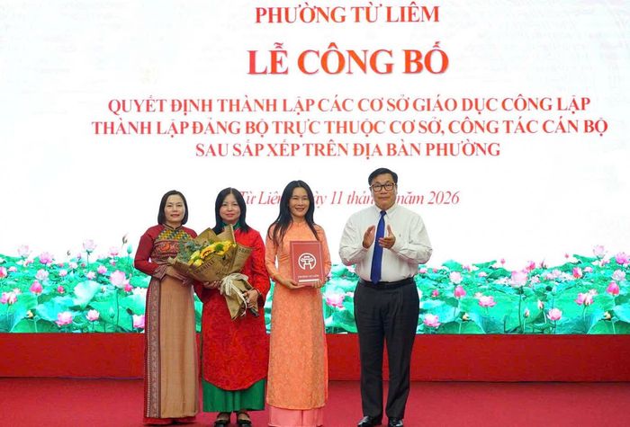 Bí thư Đảng uỷ, Chủ tịch HĐND phường Từ Liêm Nguyễn Quang Hiếu trao quyết định thành lập trường và quyết định bổ nhiệm ban giám hiệu các trường. Ảnh: PV