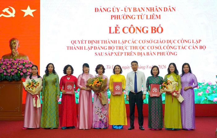 Lãnh đạo phường Từ Liêm trao quyết định thành lập các trường và quyết định bổ nhiệm nhân sự tại các cơ sở giáo dục sau sáp nhập. Ảnh: PV