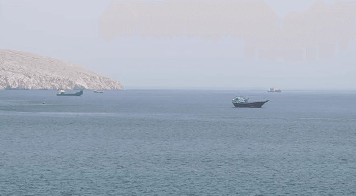 Tàu thuyền di chuyển gần Eo biển Hormuz. Ảnh: Reuters