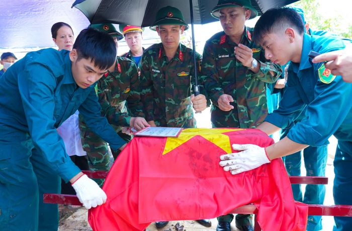 Toàn bộ quá trình khai quật, lấy mẫu được thực hiện thận trọng, khoa học, đúng quy trình, bảo đảm sự tôn nghiêm. Ảnh: PV