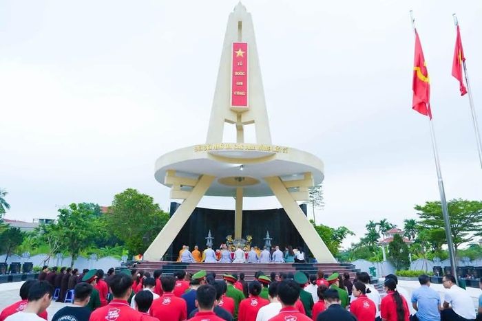 Xã Quốc Oai tổ chức lễ dâng hương và nghi lễ tâm linh tại nghĩa trang liệt sĩ trước khi tiến hành lấy mẫu phục vụ giám định ADN. Ảnh: PV