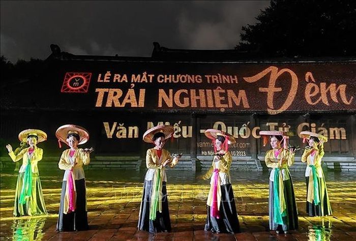 Trải nghiệm tour đêm Văn Miếu - Quốc Tử Giám, Hà Nội. Ảnh: V.M
