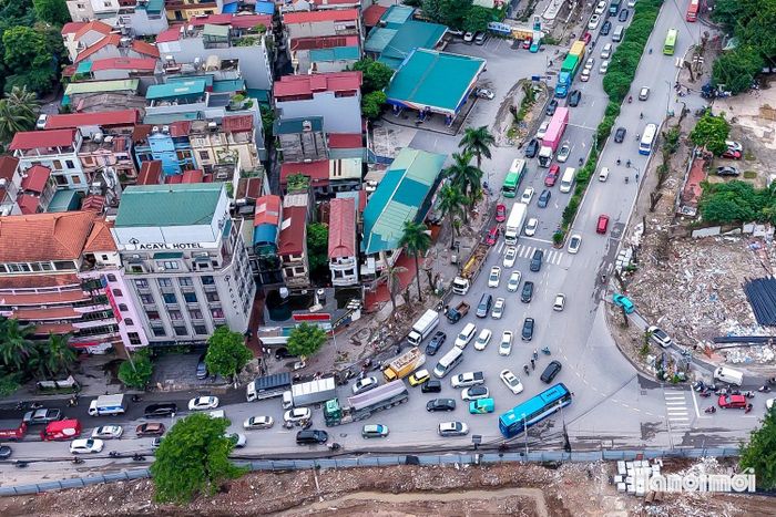 Tình trạng này khiến ùn tắc vì thế thường xuyên xảy ra, ảnh hưởng đến việc đi lại của người dân. Ảnh: Duy Khánh