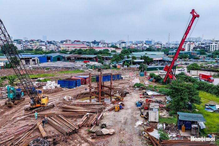 Trên công trường, nhiều máy khoan cọc nhồi, cẩu bánh xích, máy xúc cùng các thiết bị chuyên dụng được huy động để triển khai các hạng mục cầu vượt. Ảnh: Duy Khánh
