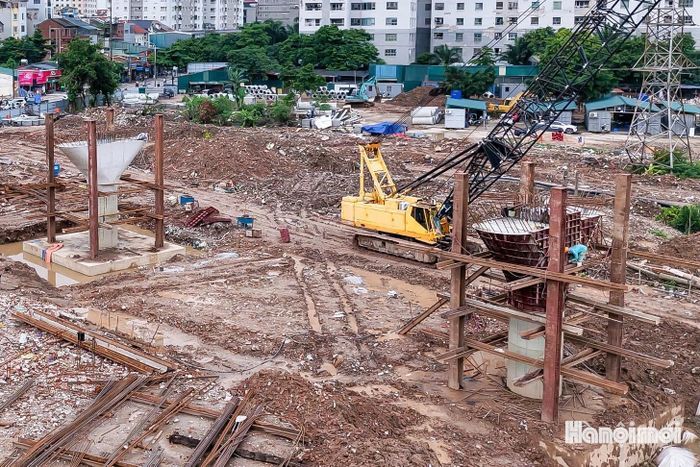 Đáng chú ý, hàng loạt trụ cầu đang dần mọc lên, tạo diện mạo mới cho công trình sau thời gian dài đình trệ. Ảnh: Duy Khánh