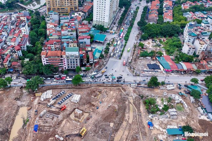 Dự án nút giao Phạm Tu - đường 70 được xác định là một trong những công trình hạ tầng giao thông quan trọng tại khu vực cửa ngõ phía Nam Hà Nội. Tuy nhiên, quá trình triển khai dự án từng gặp nhiều khó khăn. Công trình đã phải dừng thi công từ năm 2018 do những vướng mắc kéo dài, trong đó đáng kể là công tác giải phóng mặt bằng. Ảnh: Duy Khánh
