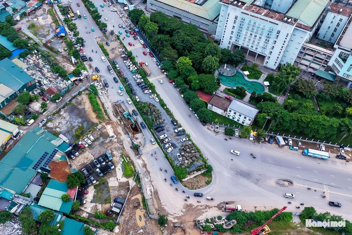 Trước đây, hình ảnh phần cầu đã được xây dựng nhưng chưa thể hoàn thiện từng trở thành dấu ấn của một dự án kéo dài. Việc công trình dang dở khiến phương tiện phải di chuyển qua một hướng tuyến nhỏ, trong khi lưu lượng giao thông tại khu vực rất lớn, đặc biệt quanh Bệnh viện K Tân Triều và các tuyến Xa La, Phúc La, Nguyễn Xiển. Ảnh: Duy Khánh