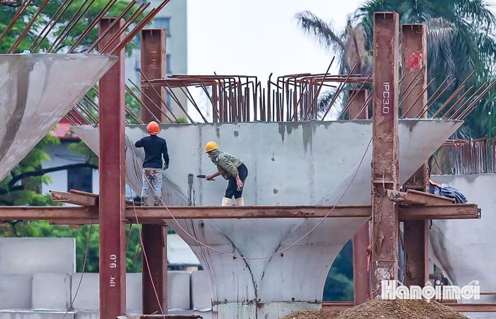 Những trụ cầu đầu tiên đang dần hoàn thiện tại nút giao Phạm Tu - đường 70, đánh dấu bước chuyển rõ nét của dự án sau nhiều năm chậm tiến độ. Ảnh: Duy Khánh