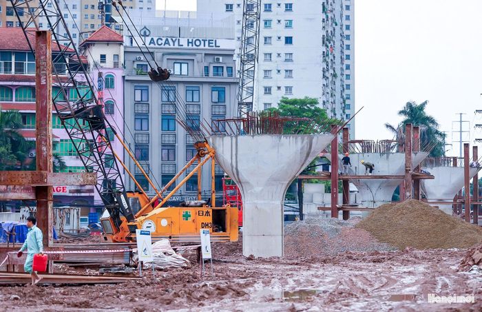 Không chỉ hoàn thiện cầu vượt trực thông, dự án còn phải hoàn thành hệ thống nút giao bên dưới và các hạng mục phụ trợ, qua đó bảo đảm tổ chức giao thông đồng bộ, an toàn và thuận lợi. Ảnh: Duy Khánh