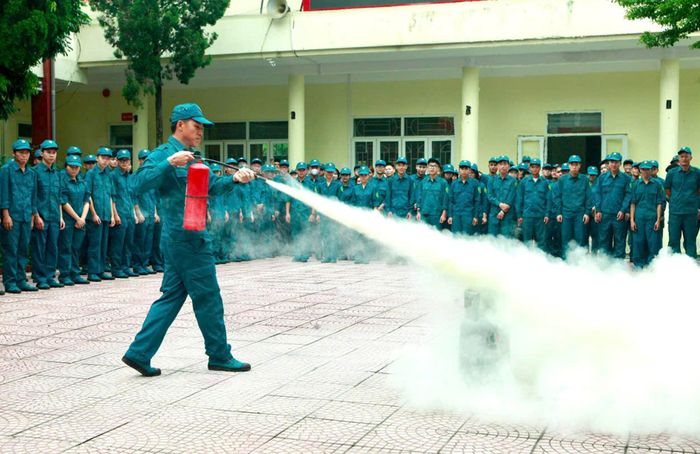 Lực lượng dân quân tự vệ xã Hoài Đức tham gia huấn luyện phòng cháy, chữa cháy và thực hành xử lý tình huống. Ảnh: Nhung Hồng