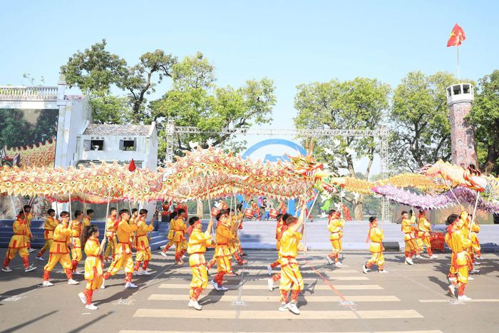 Múa rồng tại “Ngày hội Văn hóa vì hòa bình”. Ảnh: Đỗ Tâm