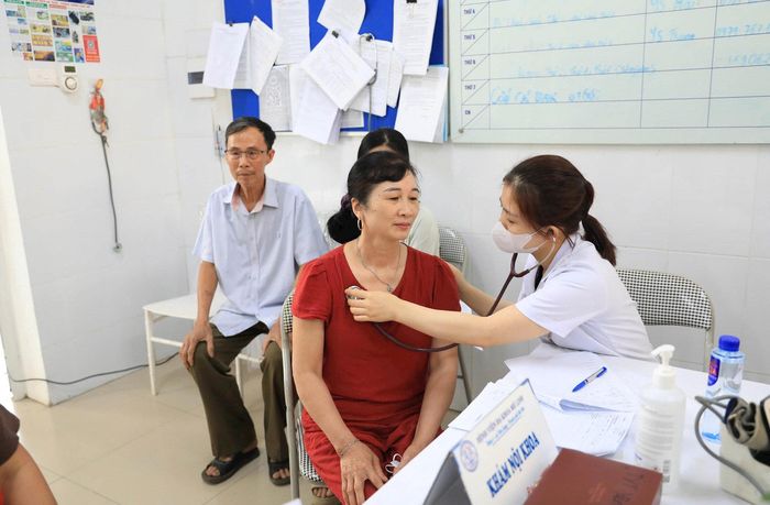 Khám sức khỏe miễn phí người cao tuổi tại xã Yên Lãng. Ảnh: Nguyễn Quang