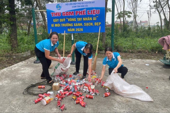 Phụ nữ xã Chuyên Mỹ thu gom phế liệu gây quỹ hỗ trợ người có hoàn cảnh khó khăn. Ảnh: Ngọc Yến