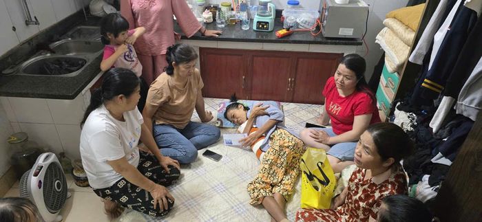Chi hội Phụ nữ thôn 1, làng Vạn Phúc thăm hỏi gia đình có hoàn cảnh khó khăn. Ảnh: Vân Anh