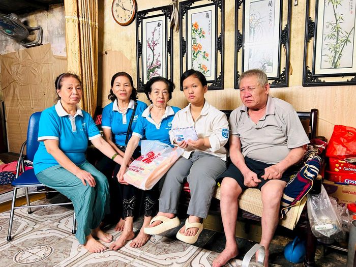 Từ mô hình "Biến rác thành tiền", nhiều hoàn cảnh khó khăn đã được hỗ trợ. Ảnh: Trần Oanh
