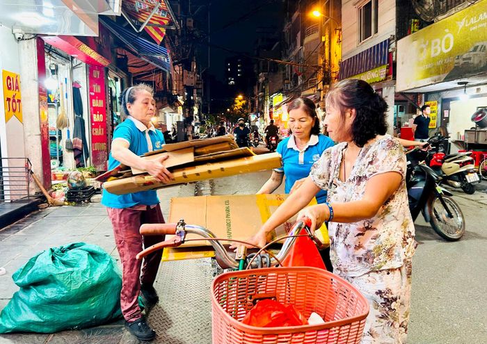 Phụ nữ phường Hoàng Mai thu gom phế liệu theo mô hình "Biến rác thành tiền". Ảnh: Trần Oanh