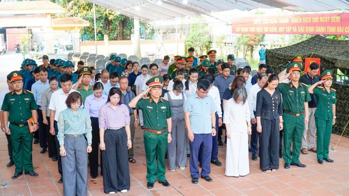 Các đại biểu thực hiện nghi lễ tưởng niệm tại Nghĩa trang liệt sĩ Hồng Kỳ. Ảnh: Đức Hiển