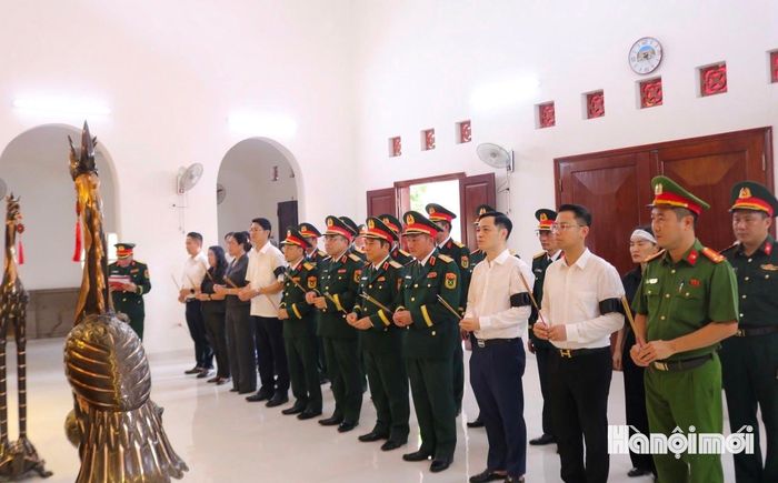Đoàn đại biểu phường Phú Thượng và Cục 75 thành kính dâng hương tưởng niệm liệt sĩ Nguyễn Quý Nam. Ảnh: Hữu Vượng