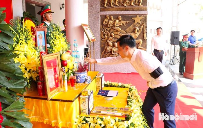 Bí thư Đảng ủy, Chủ tịch HĐND phường Phú Thượng Nguyễn Quốc Hà dâng hương viếng liệt sĩ Nguyễn Quý Nam. Ảnh: Hữu Vượng
