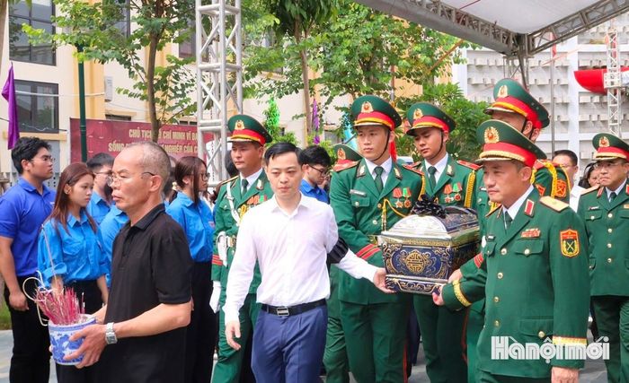 Hài cốt liệt sĩ Nguyễn Quý Nam được cán bộ, chiến sĩ, thân nhân và nhân dân tiễn đưa về Nghĩa trang Liệt sĩ Nhổn, phường Tây Tựu. Ảnh: Hữu Vượng
