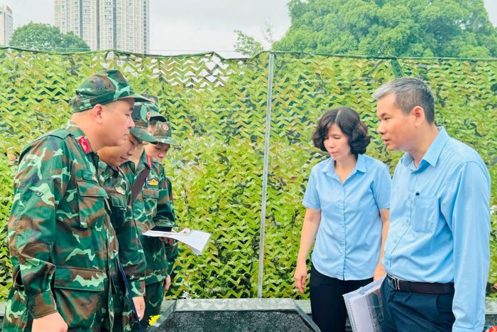 Các cán bộ Ban Phục vụ lễ tang Hà Nội phối hợp cùng các lực lượng thuộc Bộ Tư lệnh Thủ đô triển khai nhiệm vụ trên thực địa. Ảnh: Mai Hoa