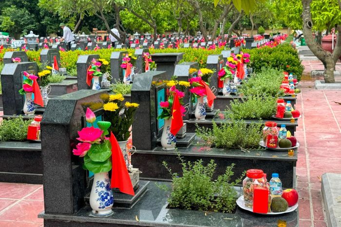 Những phần mộ liệt sĩ chưa xác định danh tính tại Nghĩa trang Mai Dịch trước thời điểm thực hiện nhiệm vụ lấy mẫu sinh phẩm giảm định ADN. Ảnh: Mai Hoa