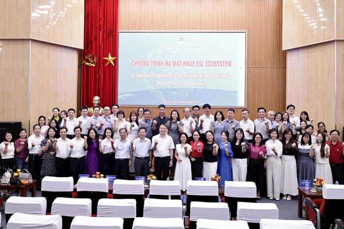 Các đại biểu tham dự lễ ra mắt HNUE ESL Ecosystem. Ảnh: ND